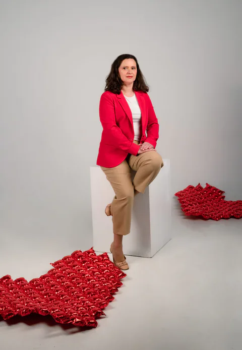 Tomislava Mihalj uz crvenu prostornu umjetničku instalaciju